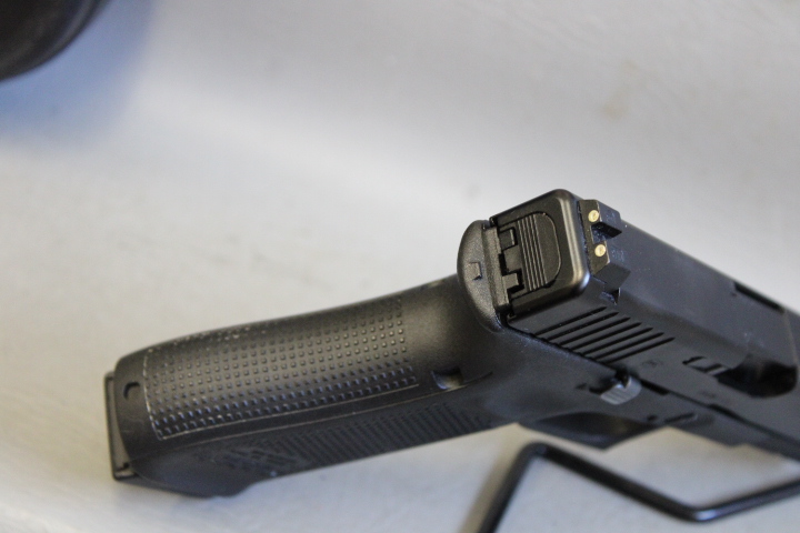 **POLICE TRADE** GLOCK 17 GEN5 9MM W/3 MAGS AND CASE