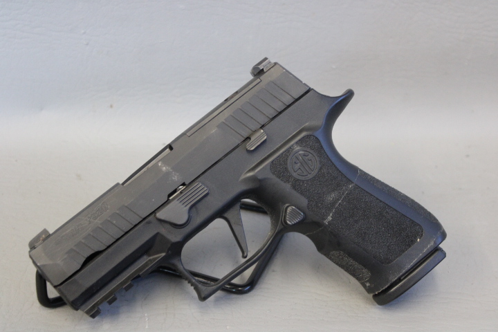 **POLICE TRADE**SIG SAUER P320 PRO COMPACT 9MM W/2 MAGS & CASE