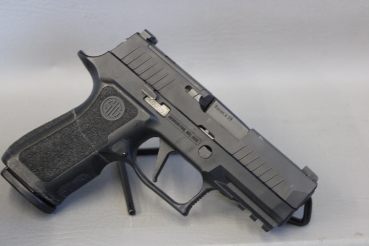 **POLICE TRADE**SIG SAUER P320 PRO COMPACT 9MM W/2 MAGS & CASE