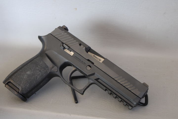 **POLICE TRADE** SIG SAUER P320 9MM FULL SIZE 2 MAG/CASE