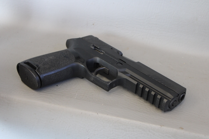 **POLICE TRADE** SIG SAUER P320 9MM FULL SIZE 2 MAG/CASE