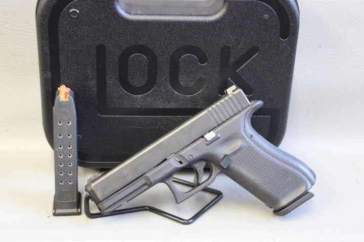 **POLICE TRADE** GLOCK 17 GEN5 9MM W/ 2 MAGS AND CASE